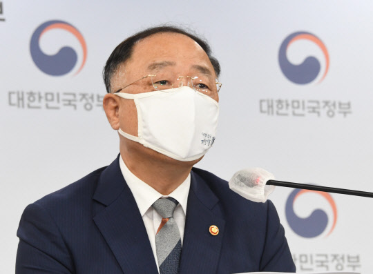 홍남기 부총리 겸 기획재정부 장관이 7월 23일 오후 서울 광화문 정부서울청사에서 열린 '2021 세법개정안 브리핑'에서 주요내용을 발표하고 있다. <기획재정부 제공>